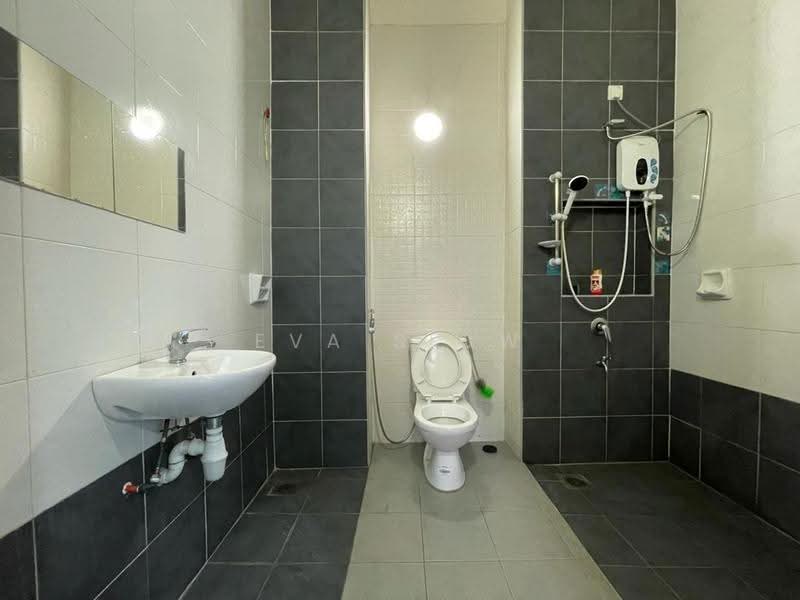 Rumah Teres 2-Tingkat untuk Disewa di Taman Damansara Aliff (Tampoi) - Eva Siow - Bathroom - PropertyGuru.com.my