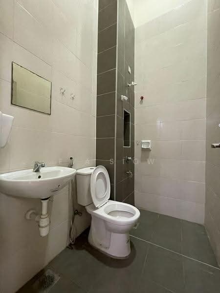 Rumah Teres 2-Tingkat untuk Disewa di Taman Damansara Aliff (Tampoi) - Eva Siow - Bathroom - PropertyGuru.com.my
