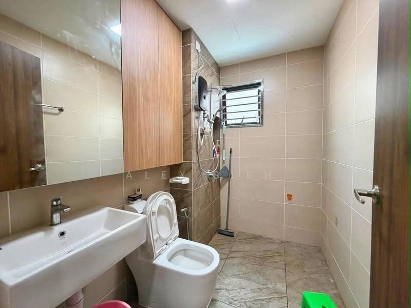 Kediaman Servis untuk Dijual di Veranda Residence - Alex Sieh - Bathroom - PropertyGuru.com.my