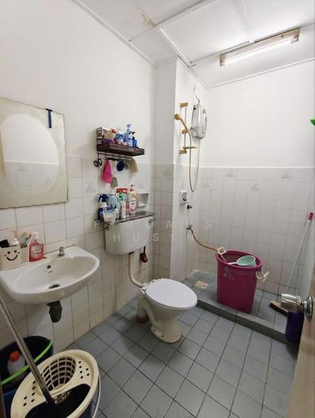2-storey Terraced House for Sale in Bandar Kinrara Seksyen 1 (Bandar Kinrara) - Firdaus Husin - Bathroom - PropertyGuru.com.my