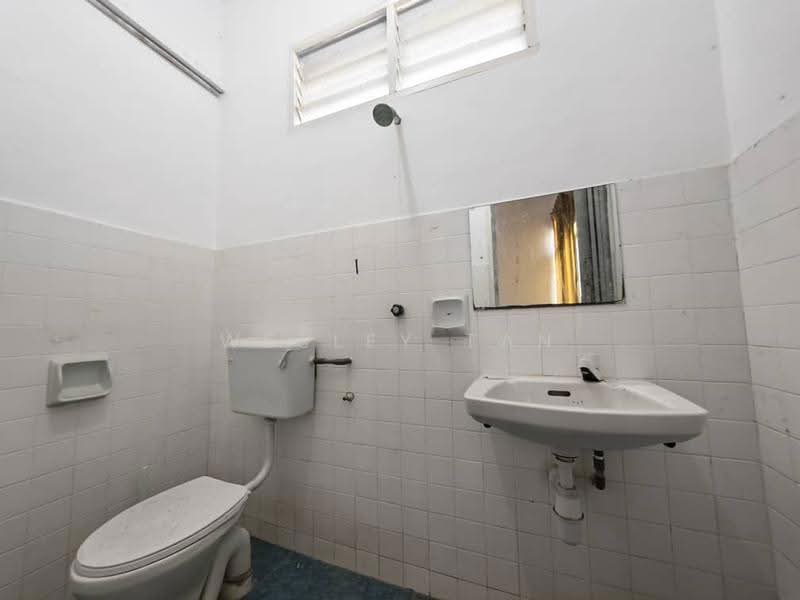Rumah Teres 2-Tingkat untuk Dijual di Taman Pantai Emas (Klebang) - Wesley Tan - Bathroom - PropertyGuru.com.my