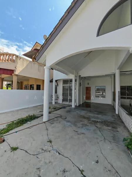 Rumah Teres 2-Tingkat untuk Dijual di Taman Pantai Emas (Klebang) - Ramona Tan - Car Park - PropertyGuru.com.my