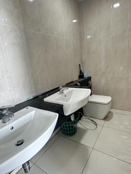 Kediaman Servis untuk Dijual di Paragon Residences @ Straits View - Regina Khor - Bathroom - PropertyGuru.com.my