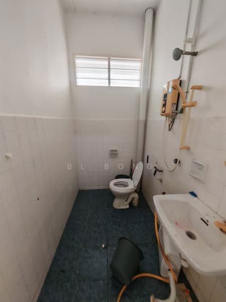 2-storey Terraced House for Sale in Taman Pantai Emas (Klebang) - BL Bong - Bathroom - PropertyGuru.com.my