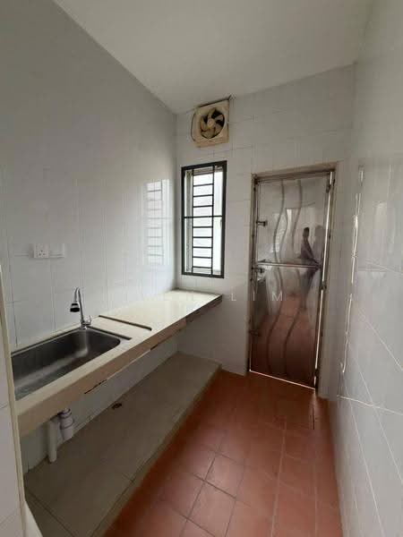 1-storey Terraced House for Rent in Taman Mount Austin (Tebrau) - Gwen Lim - Kitchen - PropertyGuru.com.my