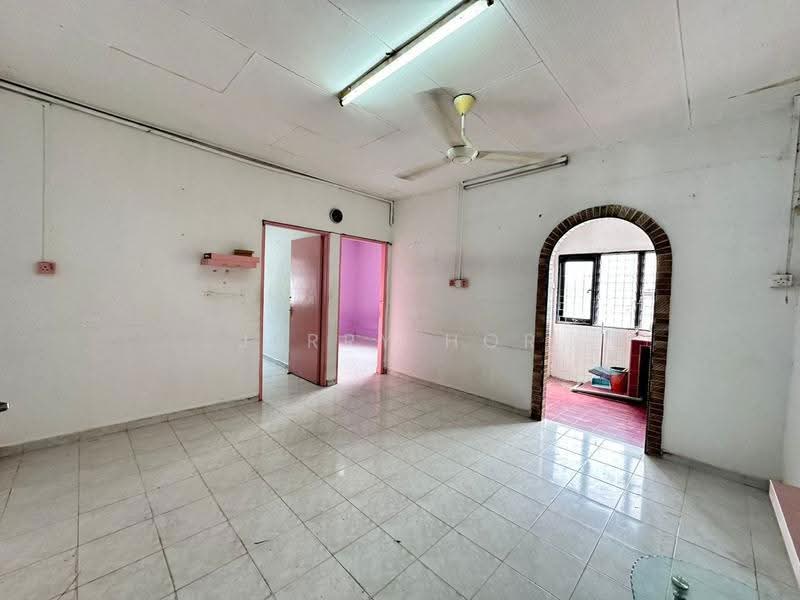 Rumah Flat untuk Disewa di Flat Bandar Selesa Jaya @ Jalan Silat Gayong - Jerry Hor - Living Room - PropertyGuru.com.my