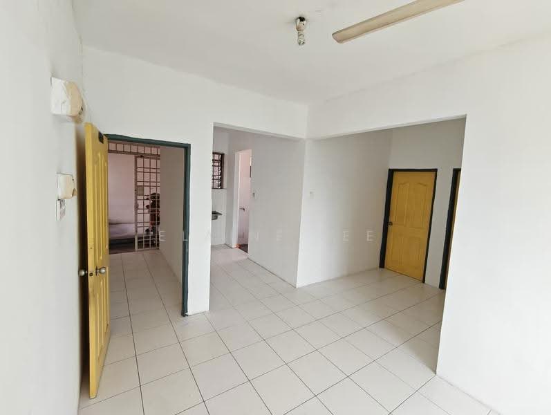 Rumah Flat untuk Dijual di Taman Pelangi Indah - Elaine Lee - Living Room - PropertyGuru.com.my