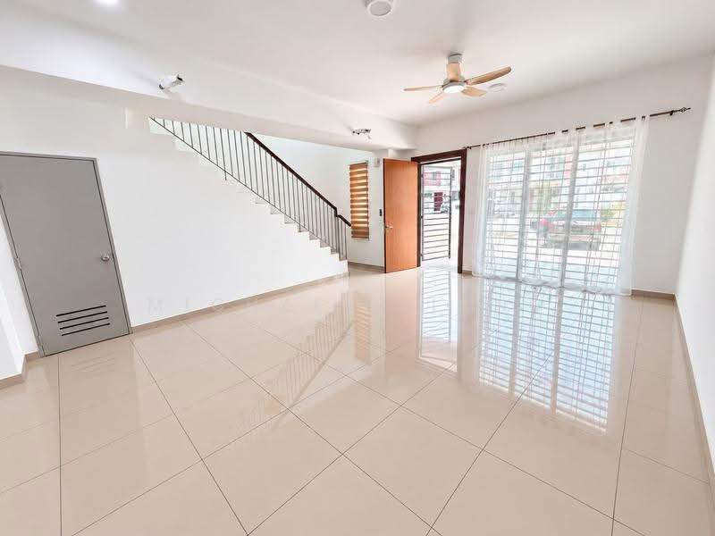 2-storey Terraced House for Rent in Bandar Gamuda Gardens (Rawang) - Michael Siong - Living Room - PropertyGuru.com.my
