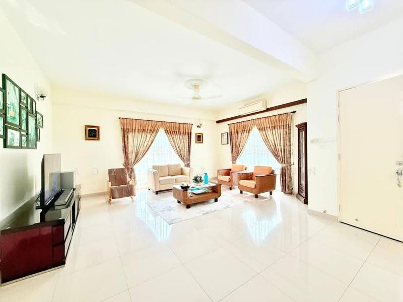 Rumah Banglo untuk Dijual di Bandar Baru Enstek (Bandar Enstek) - Adzura Zamedin - Living Room - PropertyGuru.com.my