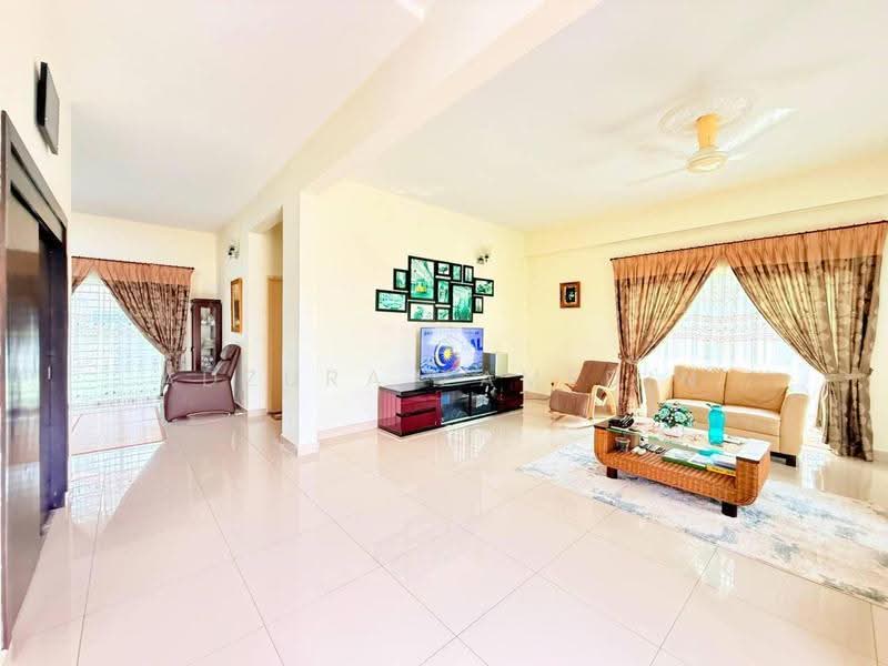 Rumah Banglo untuk Dijual di Bandar Baru Enstek (Bandar Enstek) - Adzura Zamedin - Living Room - PropertyGuru.com.my
