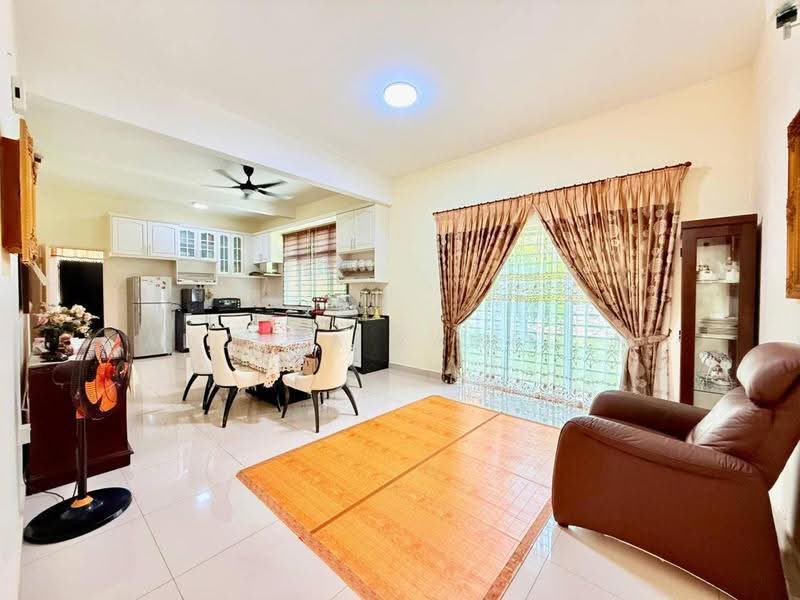 Rumah Banglo untuk Dijual di Bandar Baru Enstek (Bandar Enstek) - Adzura Zamedin - Living Room - PropertyGuru.com.my