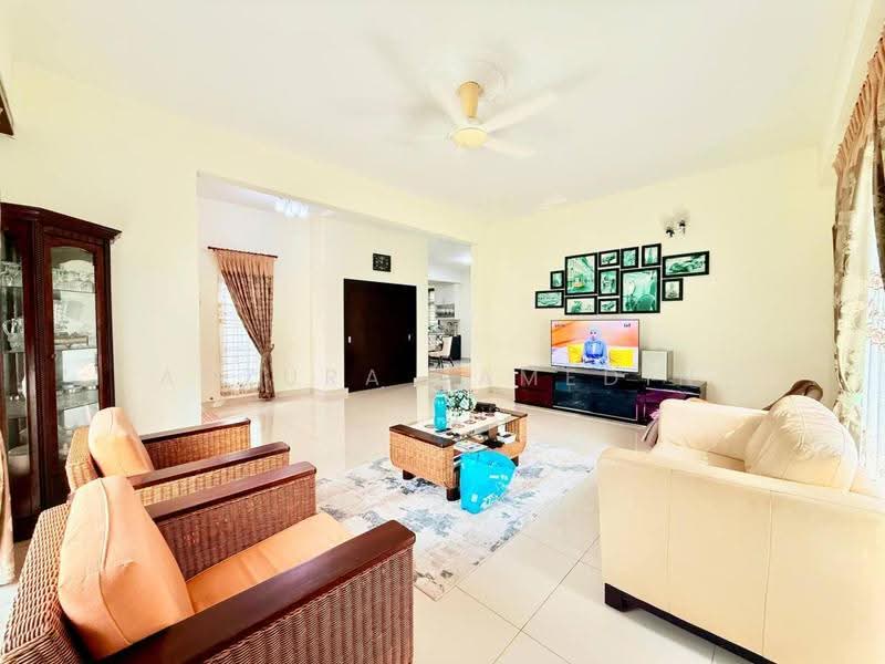 Rumah Banglo untuk Dijual di Bandar Baru Enstek (Bandar Enstek) - Adzura Zamedin - Living Room - PropertyGuru.com.my