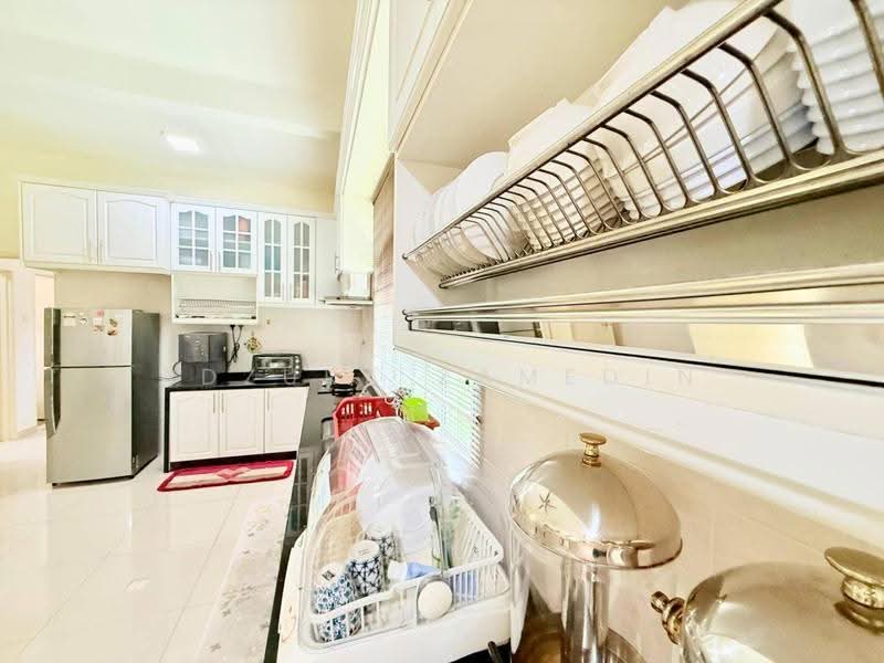 Rumah Banglo untuk Dijual di Bandar Baru Enstek (Bandar Enstek) - Adzura Zamedin - Kitchen - PropertyGuru.com.my