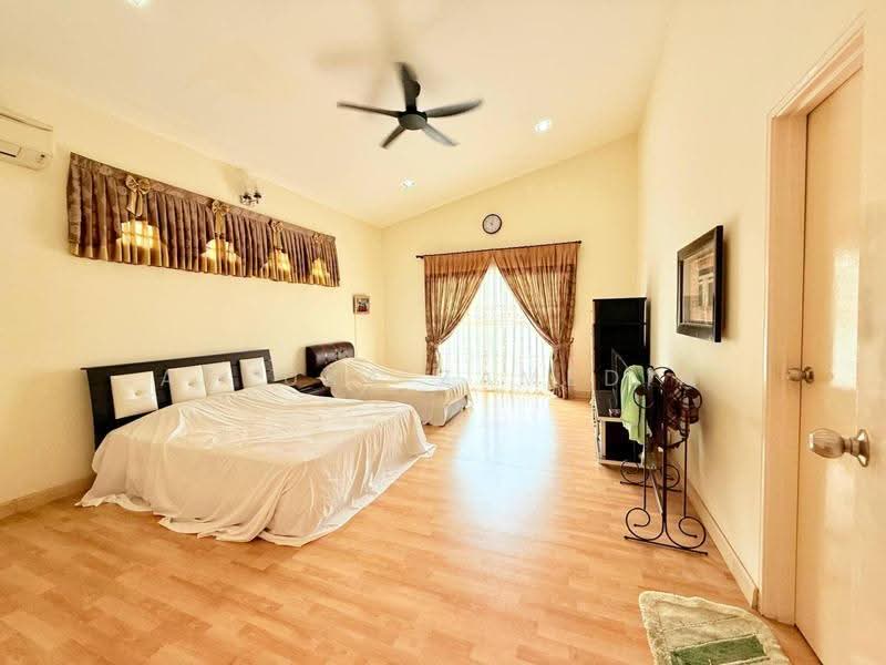 Rumah Banglo untuk Dijual di Bandar Baru Enstek (Bandar Enstek) - Adzura Zamedin - Bedroom - PropertyGuru.com.my
