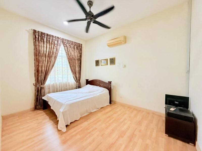 Rumah Banglo untuk Dijual di Bandar Baru Enstek (Bandar Enstek) - Adzura Zamedin - Bedroom - PropertyGuru.com.my