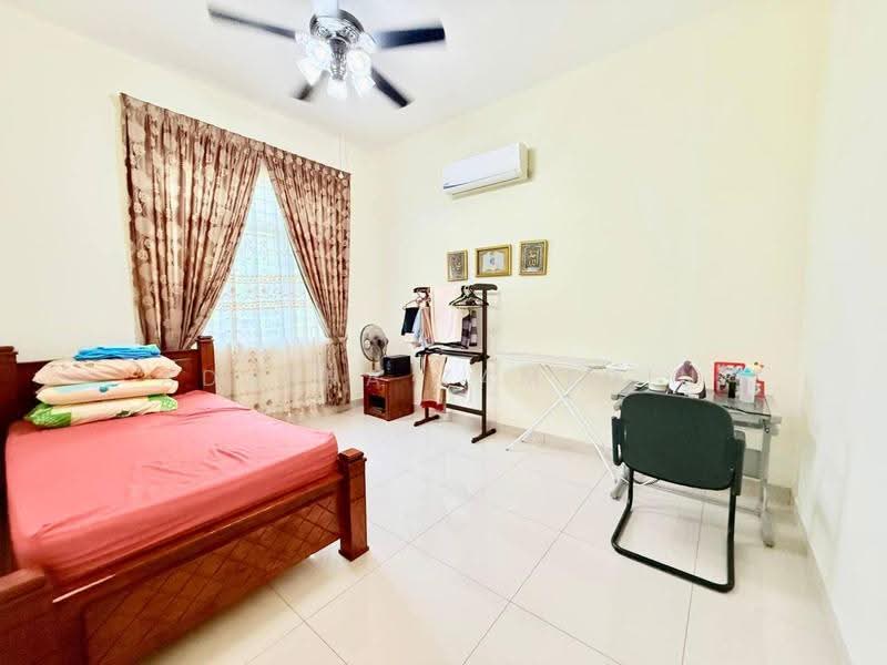 Rumah Banglo untuk Dijual di Bandar Baru Enstek (Bandar Enstek) - Adzura Zamedin - Bedroom - PropertyGuru.com.my