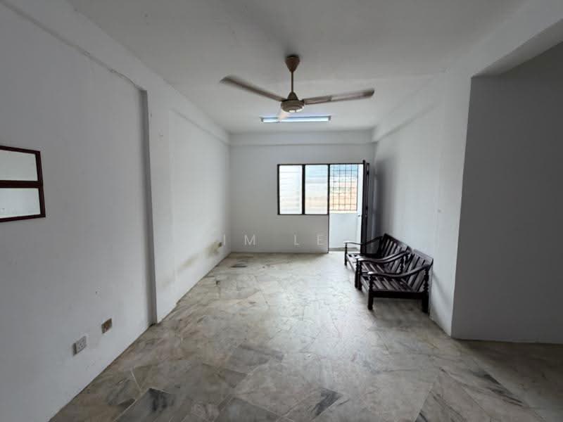 Pangsapuri untuk Dijual di Apartment Serindit - Kim Lee - Living Room - PropertyGuru.com.my
