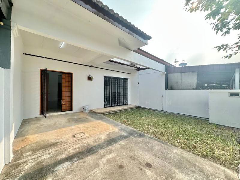 1.5-storey Terraced House for Sale in Bandar Enstek (Negeri Sembilan) - Nadia Rahim - Exterior - PropertyGuru.com.my