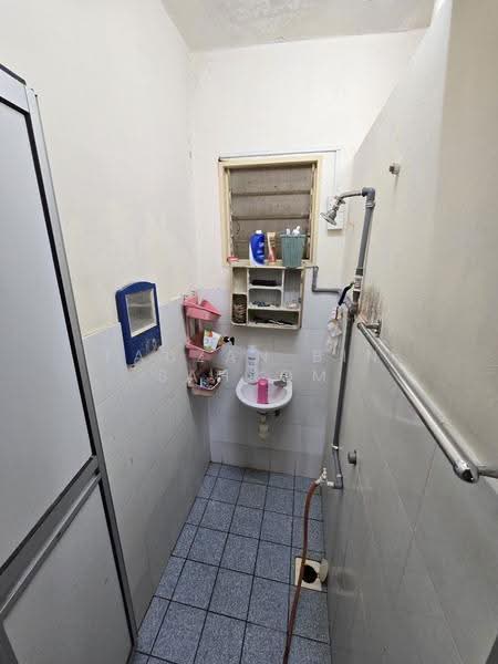Rumah Flat untuk Dijual di Permai Ria - Fauzan bin Sahrom - Bathroom - PropertyGuru.com.my