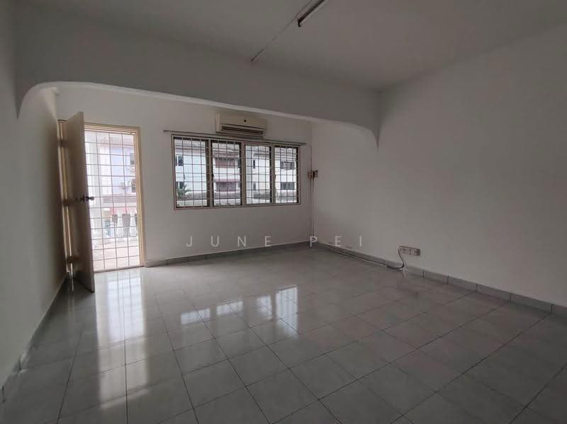 Rumah Teres 3-Tingkat untuk Dijual di Taman Sri Muda (Shah Alam) - June Pei - Living Room - PropertyGuru.com.my