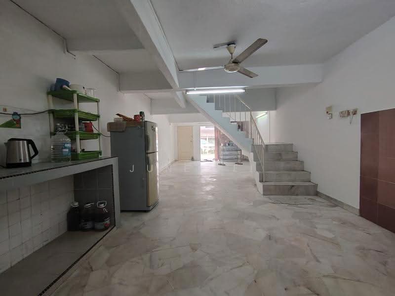 Rumah Teres 3-Tingkat untuk Dijual di Taman Sri Muda (Shah Alam) - June Pei - Kitchen - PropertyGuru.com.my