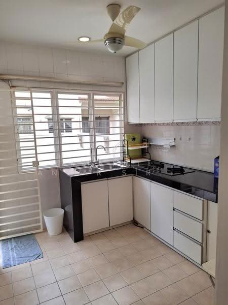Rumah Teres 3-Tingkat untuk Disewa di Taman Puncak Jalil (Seri Kembangan) - Khairil Anwar Sirajudin - Kitchen - PropertyGuru.com.my