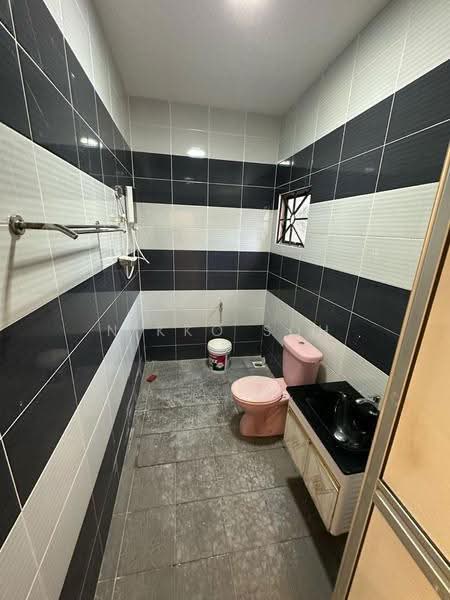Rumah Teres 2-Tingkat untuk Disewa di Taman Desa Cemerlang (Ulu Tiram) - Nikko Soh - Bathroom - PropertyGuru.com.my