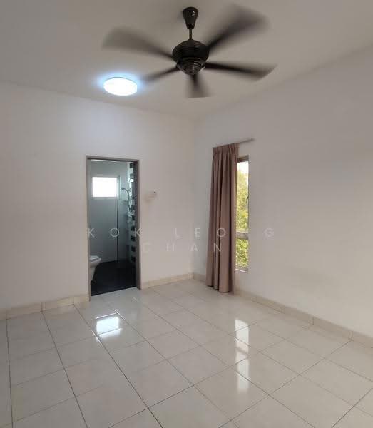 Masterbedroom with attached bathroom