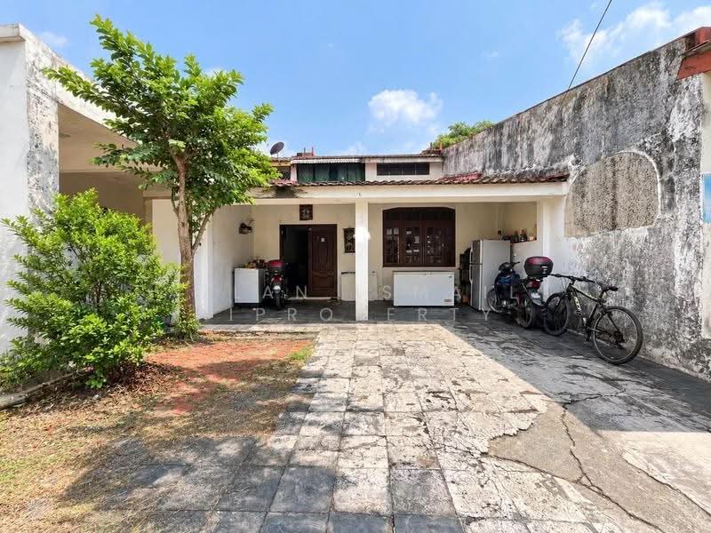 Rumah Teres 1.5-Tingkat untuk Dijual di Taman Perling (Perling) - Azlan Ismail aiproperty - Exterior - PropertyGuru.com.my