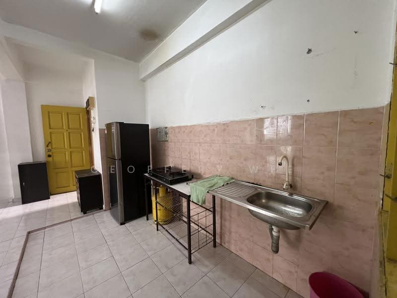 Apartment for Rent at Pangsapuri Bukit Beruang Utama - Geoffery Wee - Kitchen - PropertyGuru.com.my