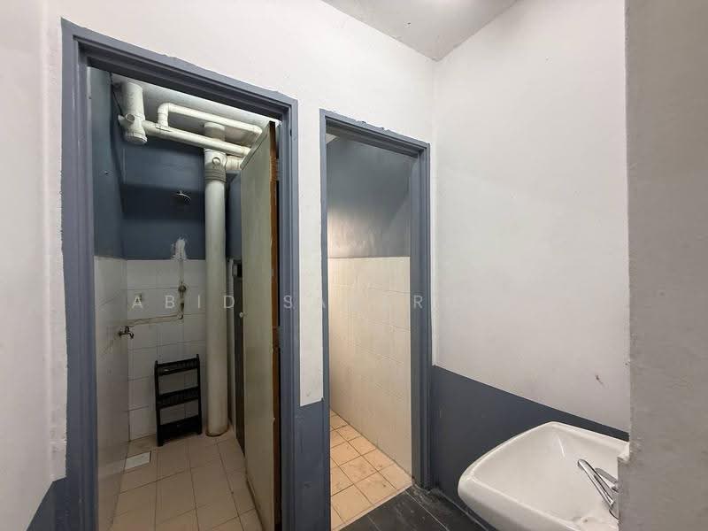 Pangsapuri untuk Disewa di Pangsapuri Bukit Baru - Abid Sabarudin - Bathroom - PropertyGuru.com.my