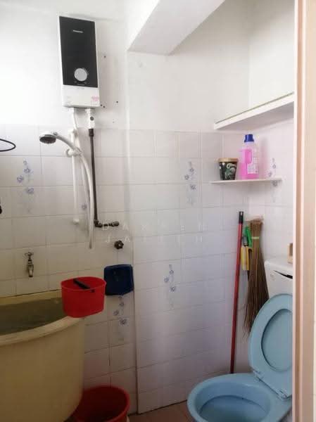 Rumah Flat untuk Dijual di Lorong Semarak Api - Darren Jalleh - Bathroom - PropertyGuru.com.my