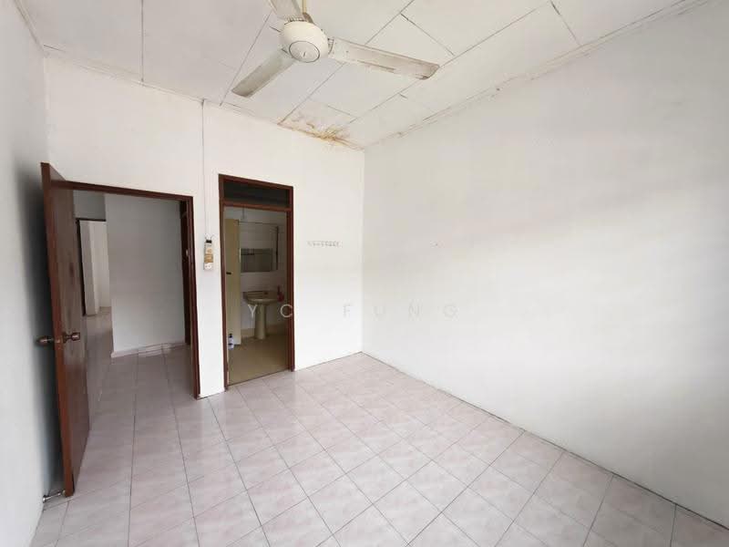 2-storey Terraced House for Rent in Taman Bukit Mewah (Tampoi) - YC Fung - Bathroom - PropertyGuru.com.my