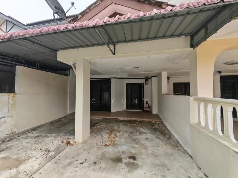 2-storey Terraced House for Rent in Taman Bukit Mewah (Tampoi) - YC Fung - Car Park - PropertyGuru.com.my