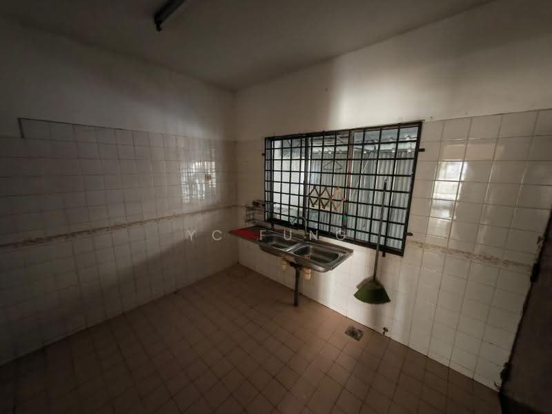 2-storey Terraced House for Rent in Taman Bukit Mewah (Tampoi) - YC Fung - Kitchen - PropertyGuru.com.my