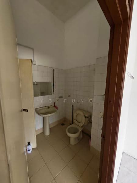 2-storey Terraced House for Rent in Taman Bukit Mewah (Tampoi) - YC Fung - Bathroom - PropertyGuru.com.my