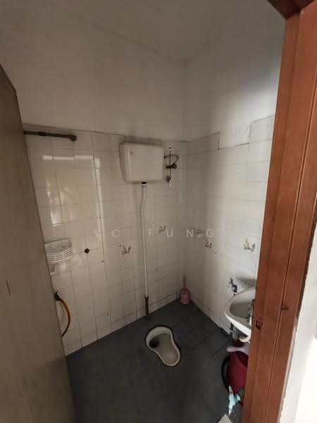 2-storey Terraced House for Rent in Taman Bukit Mewah (Tampoi) - YC Fung - Bathroom - PropertyGuru.com.my