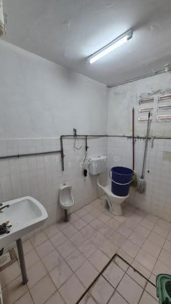 Shop for Sale in Taman Johor Jaya (Johor Bahru) - Ee Fong Toh - Bathroom - PropertyGuru.com.my