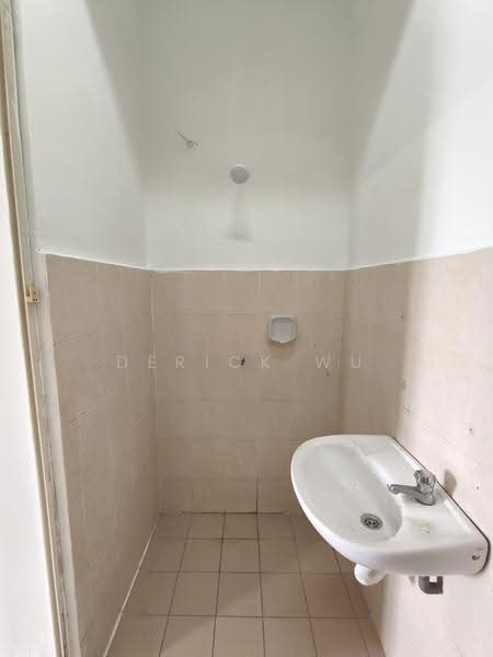 Pangsapuri untuk Disewa di Pangsapuri Damai Mewah B - Derick Wu - Bathroom - PropertyGuru.com.my