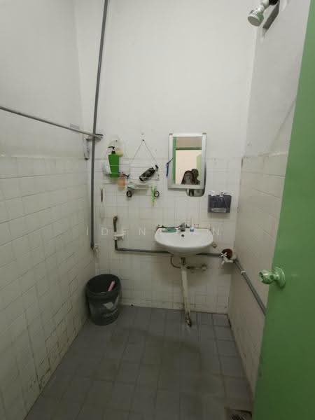 Rumah Teres 1-Tingkat untuk Dijual di Senai (Kulai) - Iden Tan - Bathroom - PropertyGuru.com.my