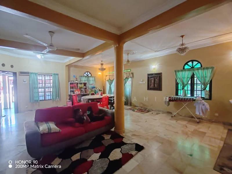 1-storey Terraced House for Sale in Bandar Baru Selayang Fasa 2b (Selayang) - Azli Ibrahim - Living Room - PropertyGuru.com.my