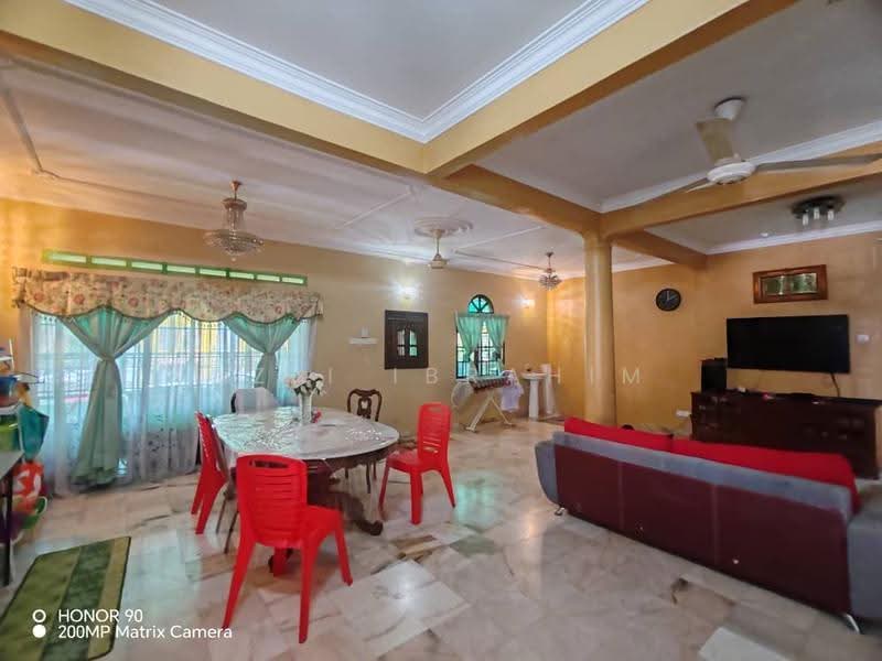 1-storey Terraced House for Sale in Bandar Baru Selayang Fasa 2b (Selayang) - Azli Ibrahim - Living Room - PropertyGuru.com.my