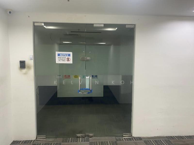 Main entrance w glass door