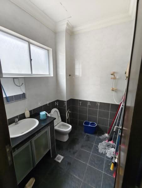 Bungalow House for Sale in Taman Equine (Seri Kembangan) - Kent Tan - Bathroom - PropertyGuru.com.my