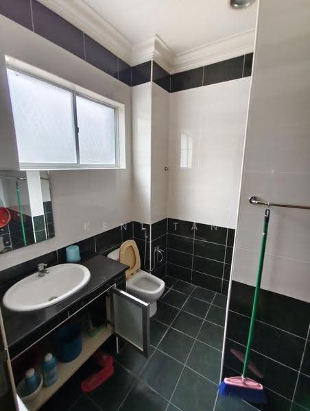 Bungalow House for Sale in Taman Equine (Seri Kembangan) - Kent Tan - Bathroom - PropertyGuru.com.my