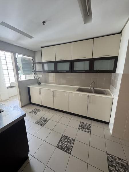 Kediaman Servis untuk Dijual di i-Zen @ Kiara 2 - SK Ching - Kitchen - PropertyGuru.com.my