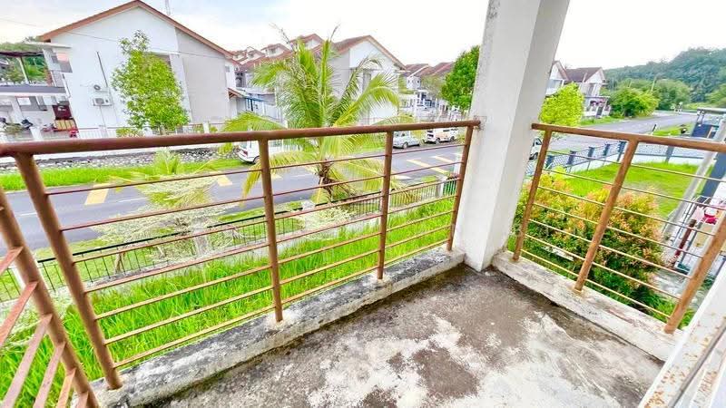 2-storey Terraced House for Sale in Alam Suria (Puncak Alam) - Mohd Hazlan bin Mohd Sopi - Balcony - PropertyGuru.com.my