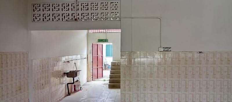 Shop for Sale in Port Dickson (Negeri Sembilan) - Vivian Lee - Corridor - PropertyGuru.com.my