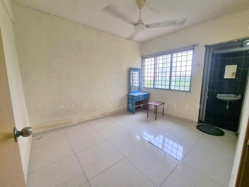 Pangsapuri untuk Dijual di Iris Apartment - Syafwan Syahlan - Bedroom - PropertyGuru.com.my