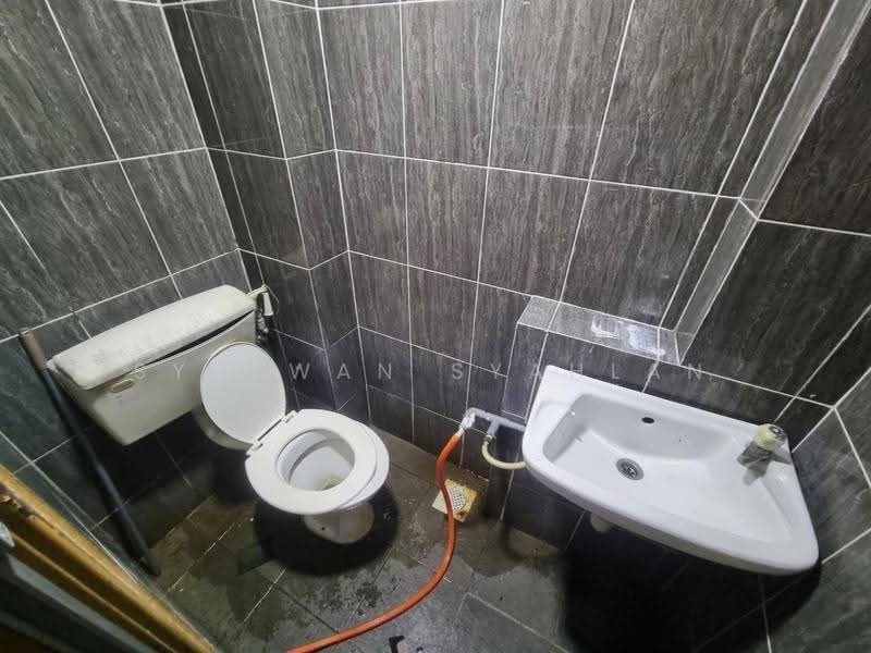 Pangsapuri untuk Dijual di Iris Apartment - Syafwan Syahlan - Bathroom - PropertyGuru.com.my